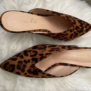 Super stylish leopard print mules!